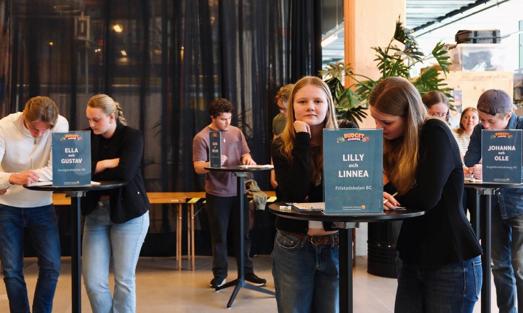 Spända miner under semifinalmomentet av Budgetkampen 2026