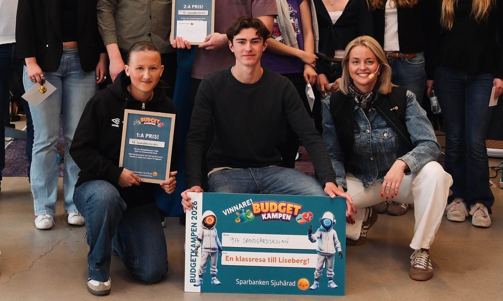 Vinnarna i Budgetkampen 2026, Greta och Konrad, tillsammans med Ingrid från stiftelsen